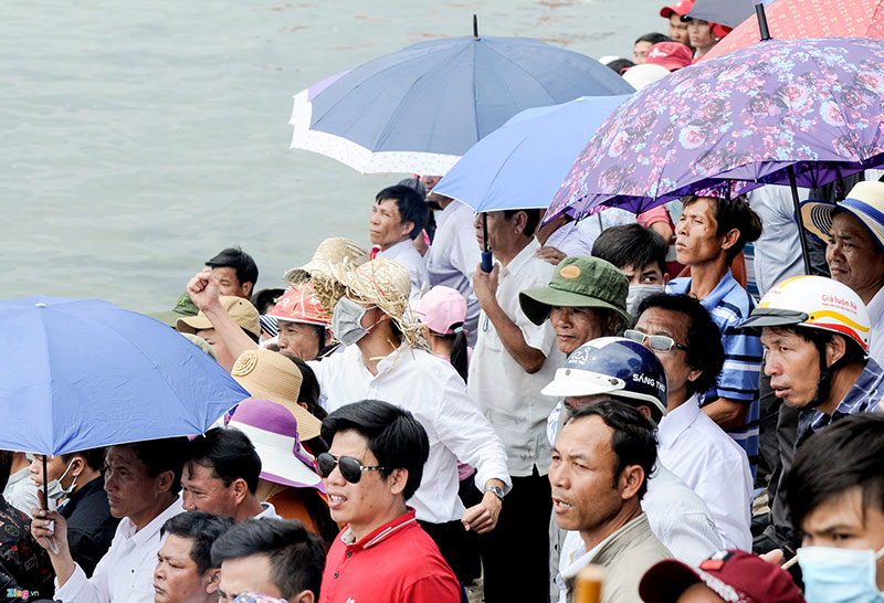 Hàng nghìn người xem đua thuyền tứ linh tri ân đội hùng binh Hoàng Sa
